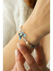 Pierres delicates Pozłacana bransoletka z kryształami rozmiar: onesize. Niebieskie bransoletki damskie Pierres delicates, pozłacane. Za 52.99 zł.