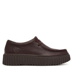Półbuty Clarks. Brązowe półbuty damskie Clarks, bez wzorów, bez obcasa, na płaskiej podeszwie, bez zapięcia. Za 479.99 zł.