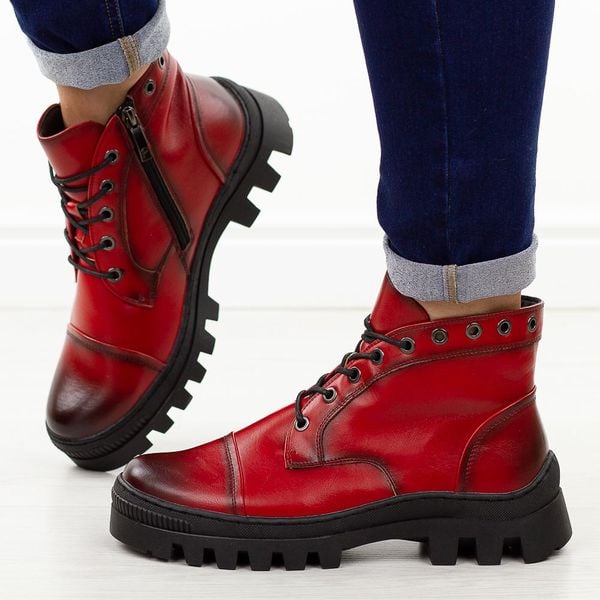 Czerwone botki damskie na traperze Potocki 19318. Czerwone botki damskie POTOCKI, na jesień, z dzianiny, eleganckie, z okrągłym noskiem, bez obcasa, bez zapięcia. Za 229.00 zł.