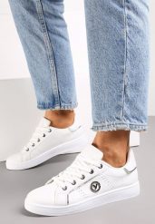 Biało-Srebrne Sneakersy z Imitacji Skóry z Naszywką i Ozdobnymi Przeszyciami Variantia. Białe obuwie sportowe damskie Renee, ze skóry, bez zapięcia. Za 79.99 zł.
