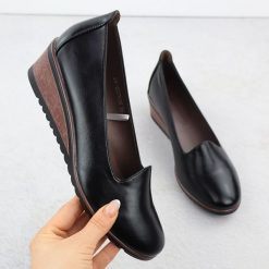 Półbuty na koturnie czarne Potocki SZ12276. Czarne półbuty damskie POTOCKI, bez wzorów, ze skóry ekologicznej, bez obcasa, na koturnie, bez zapięcia. Za 81.00 zł.