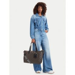 Torebka Guess. Brązowe shopper bag Guess, z aplikacjami, bez dodatków. Za 794.99 zł.