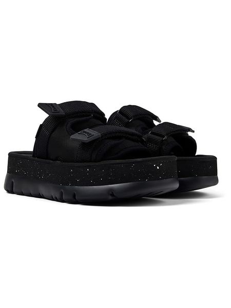 Camper Klapki w kolorze czarnym rozmiar: 42. Czarne klapki damskie Camper, bez wzorów, z otwartym noskiem, bez obcasa, na platformie, bez zapięcia. Za 188.40 zł.