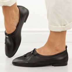 Czarne skórzane półbuty damskie T.Sokolski w26-236. Czarne półbuty damskie Sokolski, na jesień, bez wzorów, z jeansu, bez obcasa, bez zapięcia. W wyprzedaży za 251.10 zł.