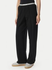 Guess Spodnie materiałowe V6BB14 W4758 Czarny Regular Fit. Czarne spodnie materiałowe damskie Guess, z aplikacjami, z materiału. Za 369.99 zł.