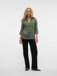 Vero Moda Bluzka w kolorze zielonym rozmiar: M. Zielone bluzki damskie Vero Moda, m, bez wzorów, z wiskozy, klasyczne, bez kołnierzyka, bez ramiączek. Za 57.06 zł.