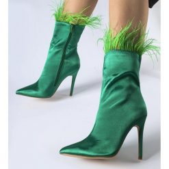 Zielone botki ozdobione piórkami Selvena. Zielone botki damskie z tworzywa sztucznego, eleganckie, za kostkę, bez obcasa, na obcasie, bez zapięcia. Za 74.48 zł.
