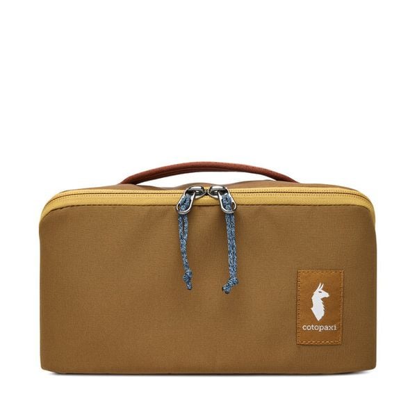 Kosmetyczka Cotopaxi. Brązowe kosmetyczki damskie Cotopaxi, bez wzorów, z materiału. Za 199.99 zł.