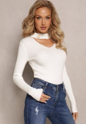 Jasnobeżowy Sweter Golf z Ozdobnym Wycięciem Przy Dekolcie Erticia. Brązowe golfy damskie Renee, bez wzorów, bez ramiączek. Za 39.99 zł.