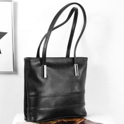 Skórzana torebka damska DAN-A T391 czarna. Czarne torebki klasyczne damskie DAN-A, ze skóry, bez dodatków. Za 289.99 zł.