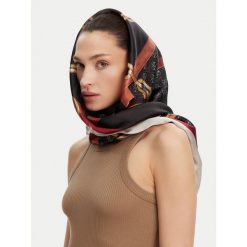 Chusta Guess. Czarne chusty damskie Guess, z aplikacjami. Za 229.99 zł.