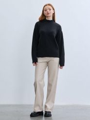 BGN Sweter w kolorze czarnym rozmiar: 34. Czarne swetry klasyczne damskie BGN, bez kołnierzyka. Za 121.99 zł.