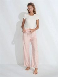 Bawełniana piżama dwuczęściowa ze spodniami w kratkę - kremowy. Białe piżamy damskie Sinsay, bez wzorów, z bawełny, bez ramiączek. Za 59.99 zł.