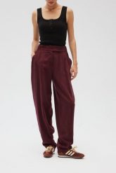 Eleganckie spodnie z przeszyciami w kolorze BORDO - EMBER-XS/S. Spodnie materiałowe damskie Marsala, bez wzorów, z gumy. Za 399.90 zł.