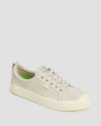 Trampki zamszowe damskie Cariuma OCA Low Vintage White Suede. Białe trampki damskie CARIUMA, bez wzorów, z gumy, bez zapięcia. Za 258.30 zł.
