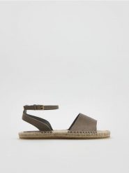 Zamszowe sandały - beżowy. Brązowe sandały damskie Reserved, bez wzorów, z zamszu, bez obcasa, bez zapięcia. Za 139.99 zł.