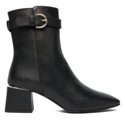 Botki Aigner. Czarne botki damskie Aigner, bez obcasa, na słupku, bez zapięcia. Za 2,249.00 zł.