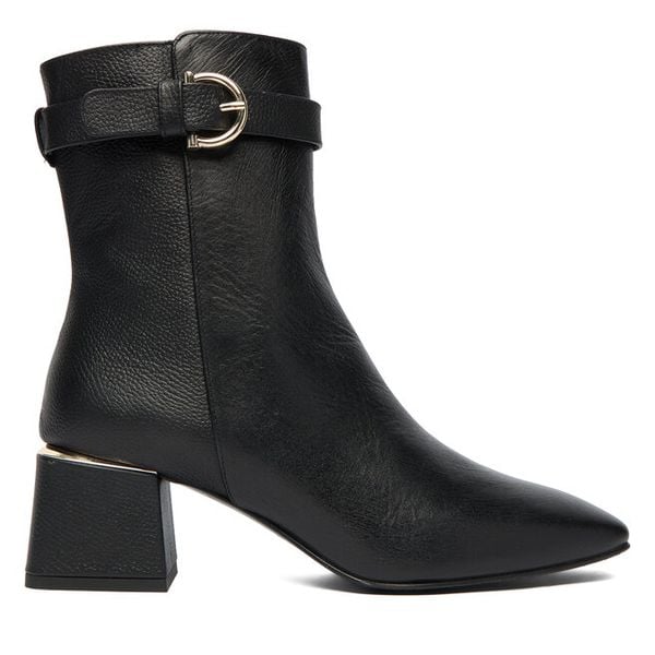 Botki Aigner. Czarne botki damskie Aigner, bez obcasa, na słupku, bez zapięcia. Za 2,249.00 zł.