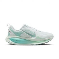 Buty do biegania damskie Nike Vomero 18. Białe obuwie sportowe damskie Nike, bez zapięcia, do biegania. Za 889.99 zł.