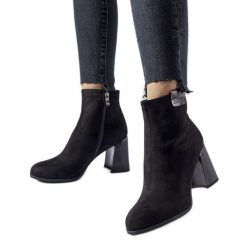 Czarne eleganckie botki na słupku Serbadone. Czarne botki damskie z jeansu, eleganckie, przed kolano, bez obcasa, na słupku, bez zapięcia. Za 169.12 zł.