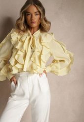 Żółta Koszula z Wiskozą Zdobiona Falbanami i Wiązaniem przy Szyi Ravissa. Żółte koszule damskie Renee, na lato, m, z aplikacjami, z wiskozy, eleganckie, bez kołnierzyka, bez ramiączek. Za 159.99 zł.