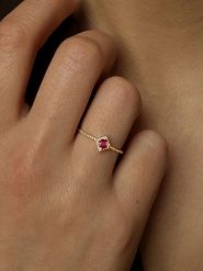 OR Carats Złoty pierścionek z kamieniem szlachetnym rozmiar: 60. Czerwone pierścionki damskie OR Carats, z rubinem, złote. Za 782.99 zł.