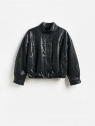Kurtka bomberka z imitacji skóry - czarny. Czarne kurtki damskie Reserved, l, bez wzorów, ze skóry, bez kaptura. Za 359.99 zł.