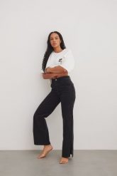 Klasyczne spodnie jeansowe z rozcięciem w kolorze INTENSE BLACK - HORIZON-XL. Czarne spodnie materiałowe damskie Marsala, bez wzorów, z denimu, długie. W wyprzedaży za 119.96 zł.
