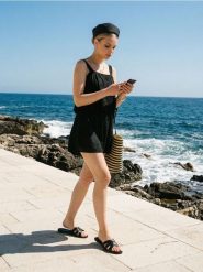 Kombinezon na ramiączkach z wiskozą i domieszką lnu - czarny. Czarne kombinezony damskie Sinsay, l, bez wzorów, z wiskozy, bez kołnierzyka, bez ramiączek. Za 59.99 zł.