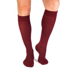 Długie kompresyjne skarpety 3/4 z wełny merino w kolorze wiśniowym. Czerwone skarpetki damskie OEM, bez wzorów, z wełny. Za 95.12 zł.