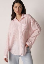 Różowa Koszula o Kroju Oversize z Tencelu w Paski Ozdobiona Haftem Tidine. Czerwone koszule damskie Born2be, uniwersalny, bez wzorów, z jeansu, biznesowe, bez kołnierzyka, bez ramiączek. Za 84.99 zł.