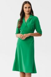 Elegancka sukienka z kopertowym dekoltem i kołnierzem zielona. Zielone sukienki damskie Stylove, bez wzorów, biznesowe, bez ramiączek. Za 289.00 zł.