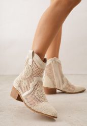 Beżowe Botki Kowbojki na Stożku z Ażurową Cholewką z Haftem Isarna. Brązowe botki damskie Renee, z jeansu, boho, bez obcasa, na obcasie, bez zapięcia. Za 149.99 zł.