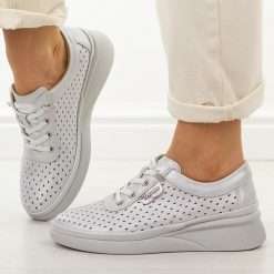 Szare ażurowe skórzane półbuty damskie Vinceza 79603. Szare półbuty damskie VINCEZA, na jesień, w ażurowe wzory, z jeansu, bez obcasa, na płaskiej podeszwie, bez zapięcia. Za 219.00 zł.