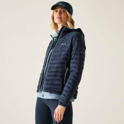 Kurtka turystyczna damska Hurden. Czerwone kurtki damskie Regatta, bez wzorów, z materiału, bez kaptura. W wyprzedaży za 249.99 zł.