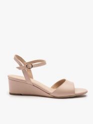 Beżowe sandały na koturnie. Brązowe sandały damskie Ryłko, bez wzorów, ze skóry, bez obcasa, na koturnie, bez zapięcia. Za 379.99 zł.