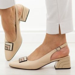 Beżowe skórzane sandały damskie DiA 3129. Brązowe sandały damskie DiA, z aplikacjami, ze skóry, bez obcasa, na obcasie, bez zapięcia. W wyprzedaży za 289.52 zł.