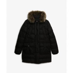 Damska kurtka puchowa o średniej długości Superdry Everest. Czarne kurtki damskie Superdry, bez wzorów, z puchu, bez kaptura. W wyprzedaży za 837.25 zł.