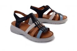 Artiker Relaks 58C2007 granatowy, sandały damskie. Niebieskie sandały damskie Artiker Relaks, bez wzorów, ze skóry, bez obcasa, na koturnie, bez zapięcia. Za 229.90 zł.