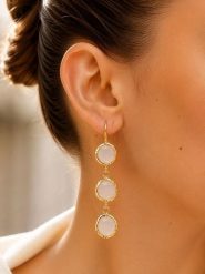 L'Atelier de Gaia Pozłacane kolczyki z tygrysim okiem rozmiar: onesize. Białe kolczyki damskie L'Atelier de Gaia, pozłacane, z zapięciem typu bigiel. Za 59.95 zł.