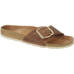 Klapki damskie Birkenstock Madrid Big Buckle Cognac Natural Leather. Brązowe klapki damskie Birkenstock, bez wzorów, z materiału, bez obcasa, bez zapięcia. Za 590.00 zł.