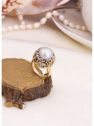 L'Atelier de Gaia Pozłacany pierścionek z perłą i cyrkoniami rozmiar: onesize. Białe pierścionki damskie L'Atelier de Gaia, z cyrkonią, pozłacane. Za 113.10 zł.