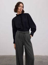 BGN Bluzka w kolorze czarnym rozmiar: 36. Czarne bluzki damskie BGN, bez wzorów, bez kołnierzyka, bez ramiączek. Za 109.00 zł.