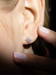 DIAMANTA Złote kolczyki-wkrętki "Star" z diamentami rozmiar: onesize. Szare kolczyki damskie DIAMANTA, z diamentem, złote. Za 1,565.99 zł.