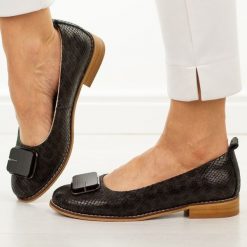 Czarne skórzane półbuty damskie Cambell 19456. Czarne półbuty damskie Cambell, na lato, z aplikacjami, z jeansu, z okrągłym noskiem, bez obcasa, na obcasie, bez zapięcia. W wyprzedaży za 201.52 zł.