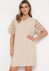 Beżowa Sukienka Mini Pudełkowa z Koronką na Ramionach i Dekolcie Idalyn. Brązowe sukienki damskie Born2be, bez wzorów, z koronki, bez ramiączek. Za 119.99 zł.