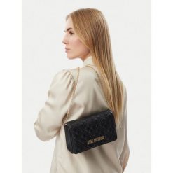 Torebka LOVE MOSCHINO. Czarne torebki wieczorowe damskie Love Moschino, bez wzorów, bez dodatków. Za 639.99 zł.