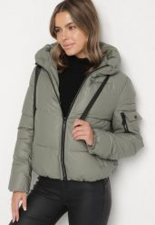 Zielona Pikowana Kurtka Puffer z Kapturem i Ozdobnymi Taśmami Relania. Zielone kurtki damskie Born2be, l, bez wzorów, z dzianiny, z kapturem. Za 169.99 zł.