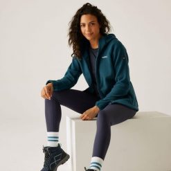Bluza damska z kapturem Elinn. Niebieskie bluzy damskie Regatta, bez wzorów, z polaru, z kapturem. W wyprzedaży za 200.80 zł.