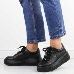 Czarne skórzane sneakersy damskie na platformie Filippo Dp6382/24. Czarne obuwie sportowe damskie Filippo, na jesień, ze skóry, bez zapięcia. Za 249.00 zł.